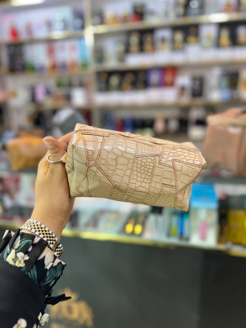 کیف آرایشی مدل پوست ماری ورنی کرم