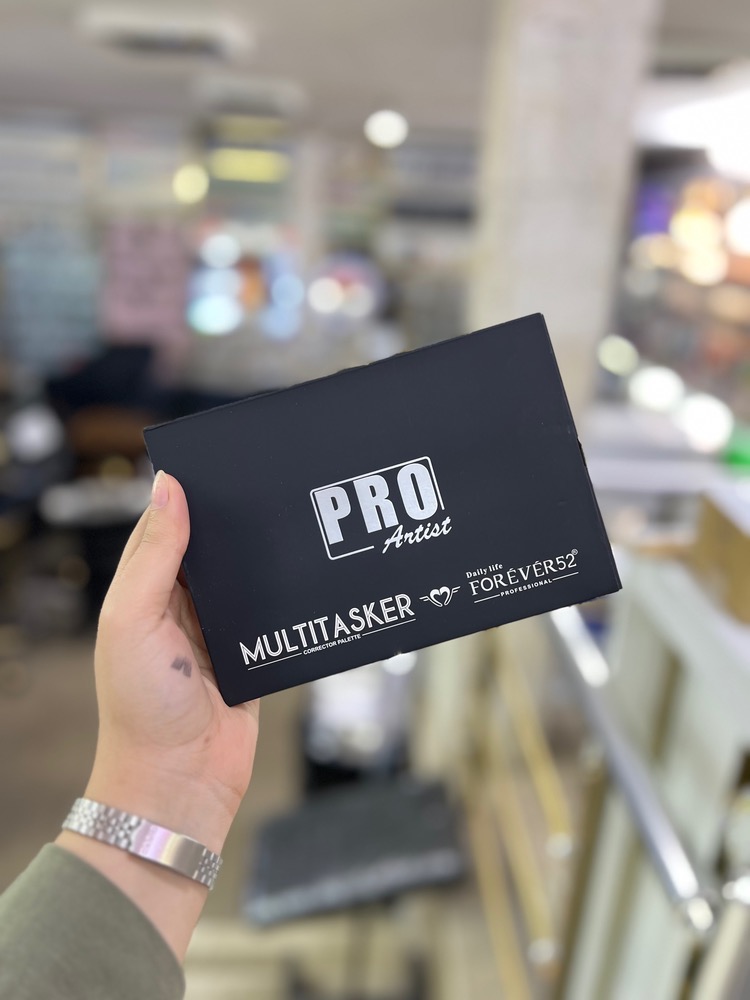 پالت کورکتور کرمی 18 رنگ PRO ARTIST فوراور 52