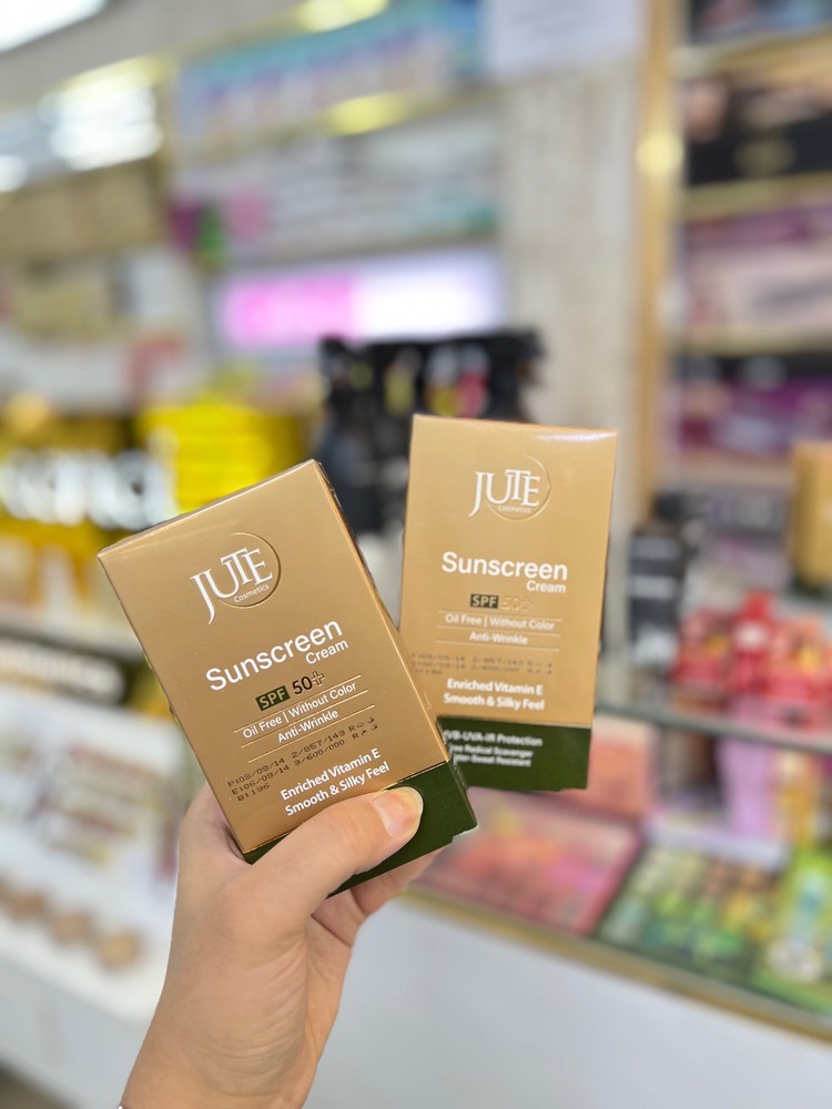 کرم ضد آفتاب بی رنگ ژوت با SPF50 پوست چرب حجم 40 میلی لیتر